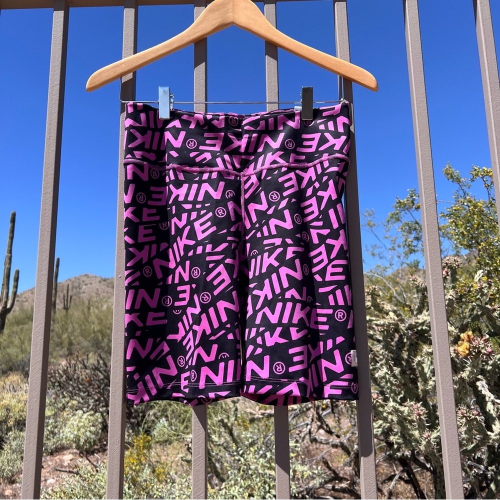 ⬇️💲Nike NWT Women’s Training Shorts Size M Color Black, Fuchsia (Pink Family)